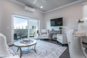 4048 Stylish condo in Hillcrest Mission Hills